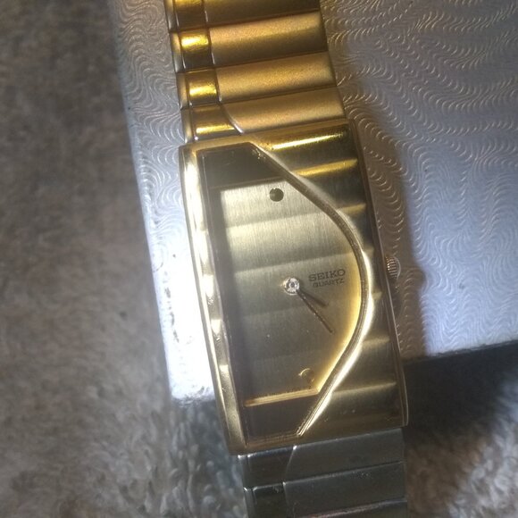 Seiko Quartz Watch Women 1F20-5K00 Half Moon Gold Bracelet New Bat Works Great !